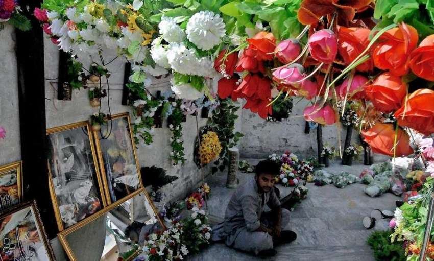 راولپنڈی : محنت کش مصنوعی پھولوں کے گلدستے سجائے گاہکوں ..