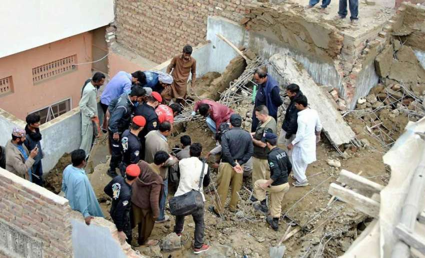 حیدر آباد: حسین آباد میں زیر تعمیر چھت گرنے کے بعد لاشوں ..