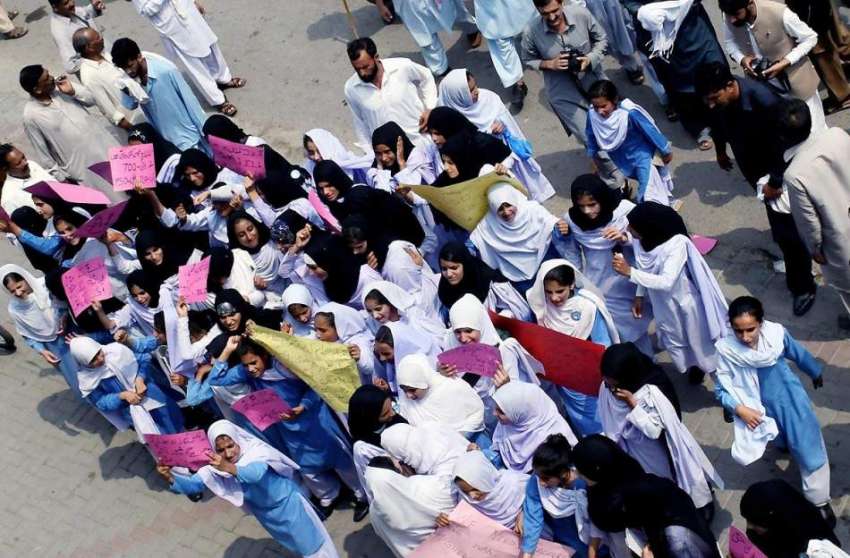 راولپنڈی: مری سے آئی طالبات اپنے مطالبات کے حق میں ای ڈی ..