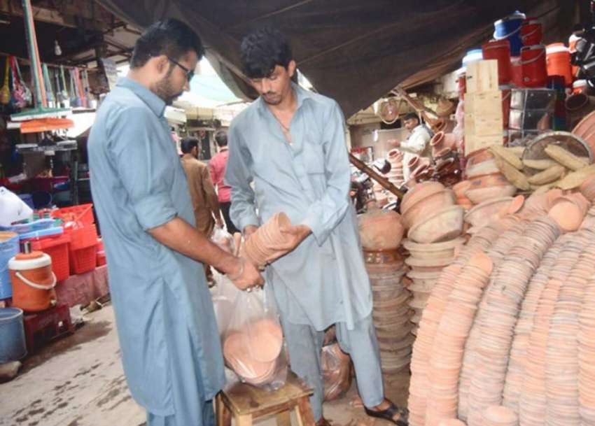 لاہور: ایک شخص مٹی ٹی ٹھوٹھیاں خرید رہا ہے۔