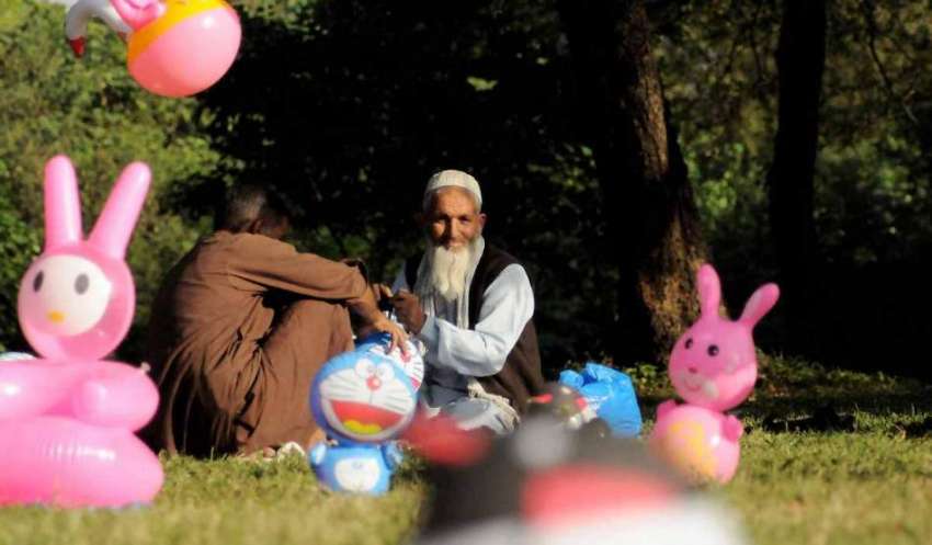 اسلام آباد: معمر شخص پارک کے باہر بچوں کے کھلونے فروخت کررہا ..