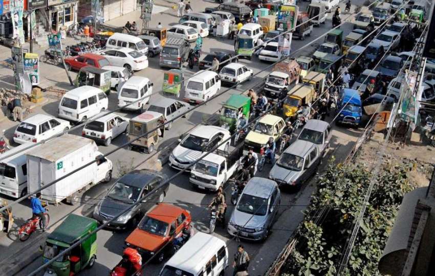 راولپنڈی: ٹریفک پولیس کی نااہلی کے باعث راجہ بازار میں ٹریفک ..