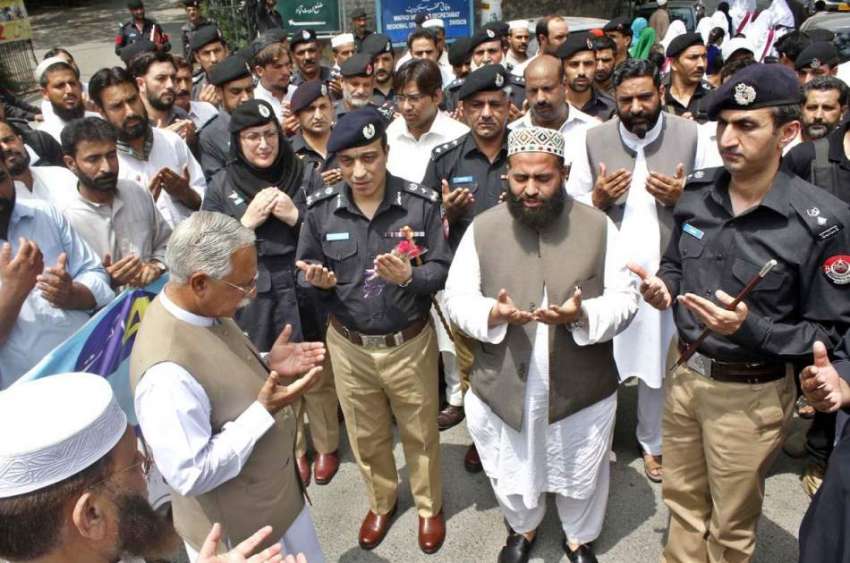 ایبٹ آباد: آر پی او پولیس افسران کے ہمراہ یوم شہداء کے موقع ..