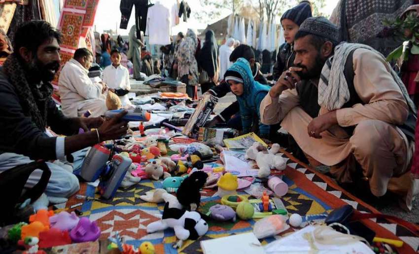 اسلام آباد: آبپارہ بازار سٹال سے شہری بچوں کے کھلوں نے خرید ..