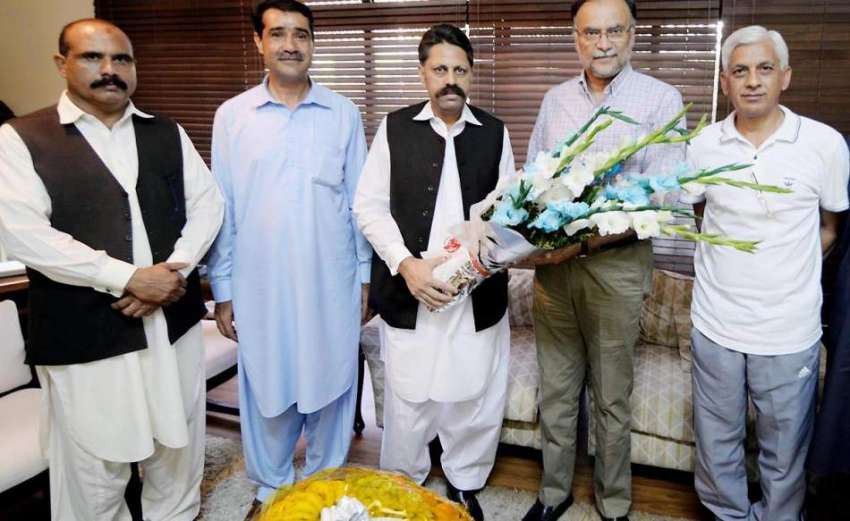 راولپنڈی: ملک عشرت باری سابق وزیر داخلہ احسن اقبال کو رکن ..