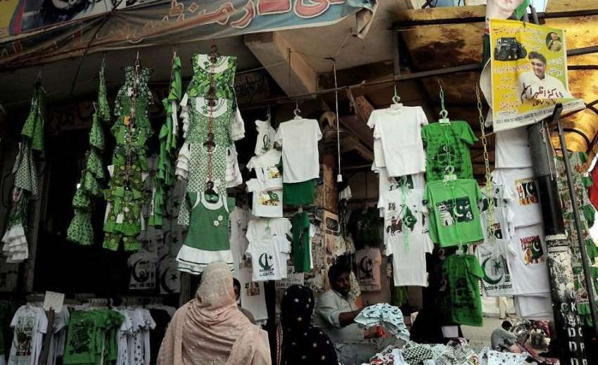 اسلام آباد: خواتین سٹال سے جشن آزادی کے لیے بچوں کے کپڑے ..