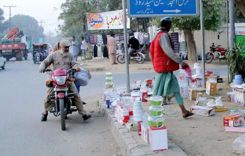 لاہور: مسلم ٹاؤن میں ایک شخص نے سڑک کنارے برتن فروخت کرنے ..