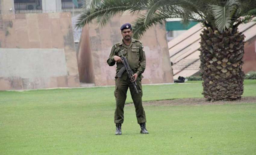 لاہور: پنجاب اسمبلی کے اجلاس کے ومقع پر پولیس اہلکار سمٹ ..