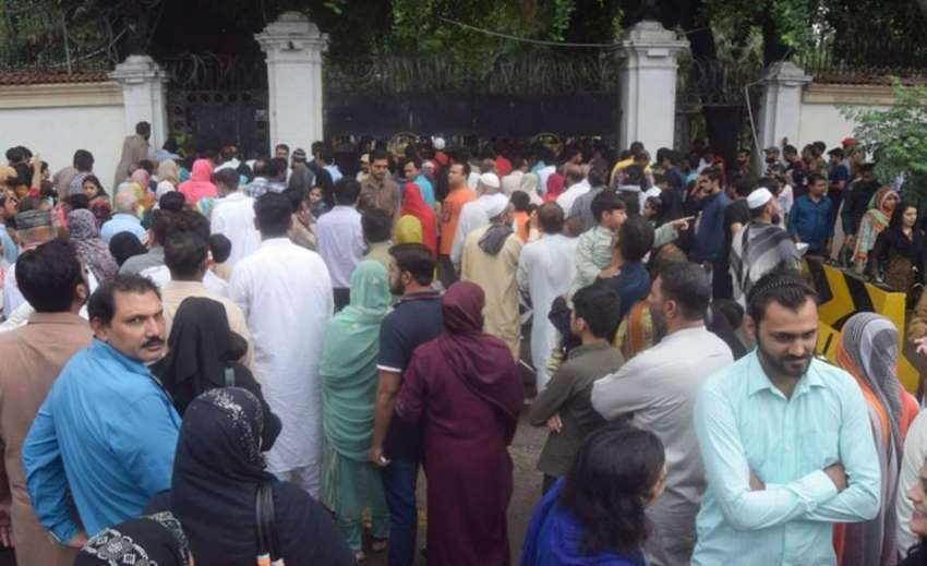 لاہور: گورنر ہاؤس کی سیر کے لیے آنے والے شہریوں کا داخلی ..