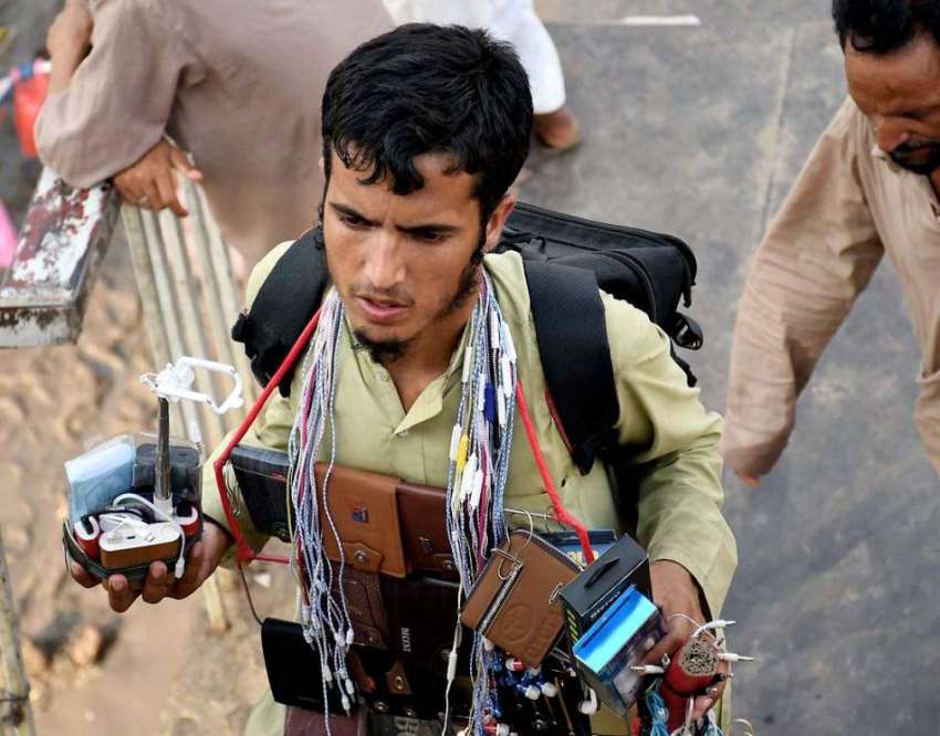 راولپنڈی: لاری اڈے کے قریب ایک محنت کش چار جنگ کیبل و دیگر ..