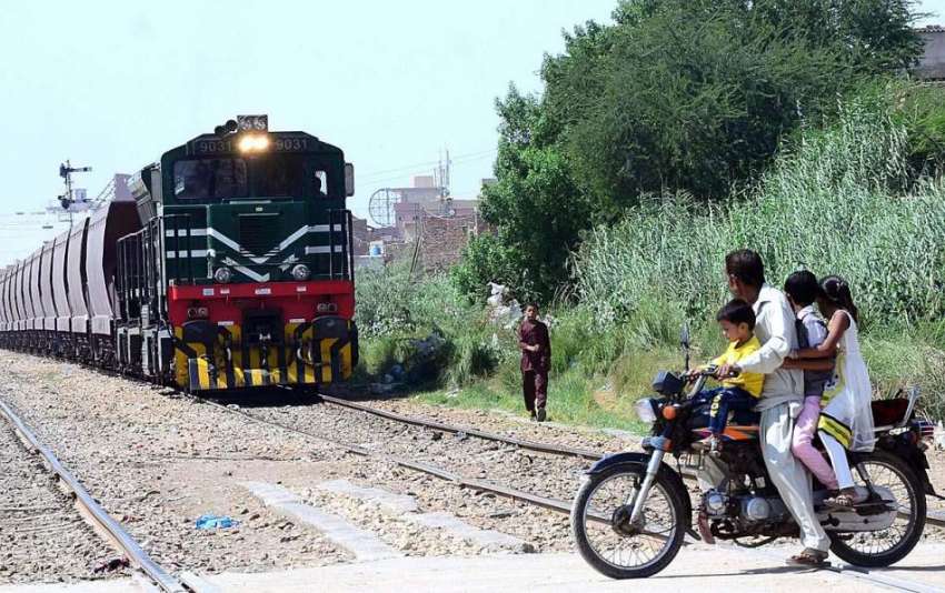 حیدر آباد: ایک موٹر سائیکل سوار بچوں کے ہمراہ ریلوے ٹریک ..