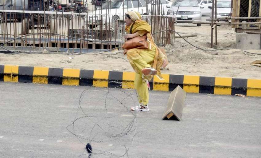 لاہور: ایک خاتون تحریک لبیک کی ریلی کے موقع پر راستہ بند ..