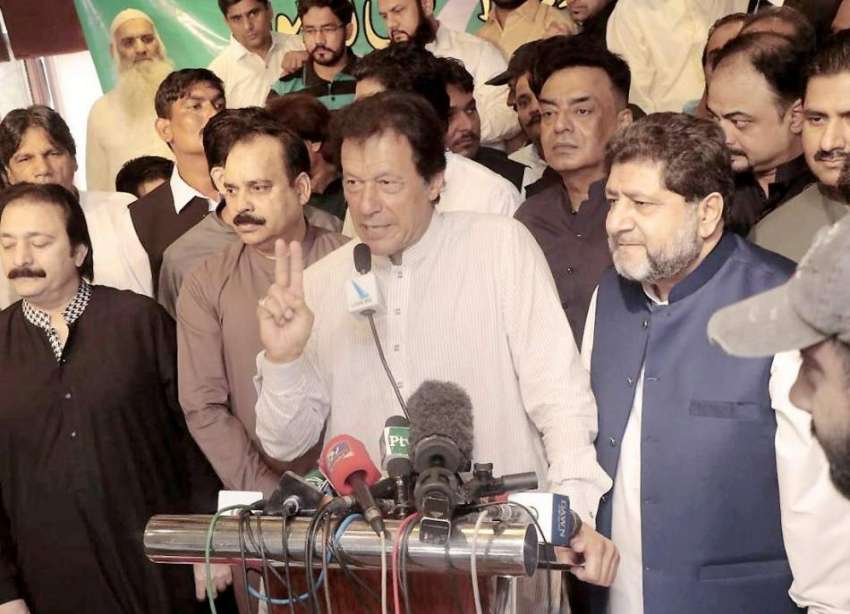 لاہور: تحریک انصاف کے چیئرمین عمران خان مقامی ہوٹل میں گرینڈ ..