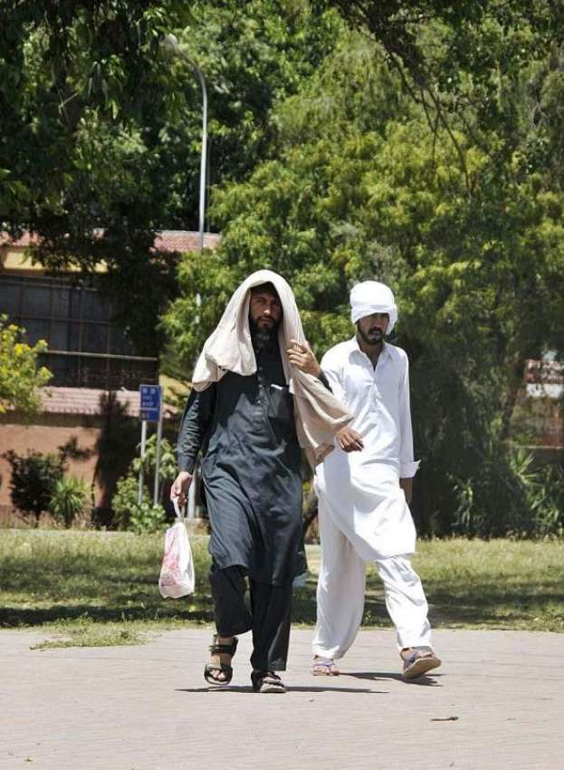اسلام آباد: شہری گرمی اور دھوپ کی شدت سے بچنے کے لیے منہ پر ..