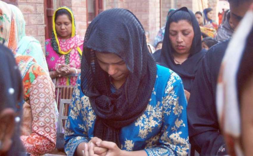 لاہور: گڈ فرائیڈے کے موقع پر مسیحی خواتین سینٹ آسولڈز چرچ ..