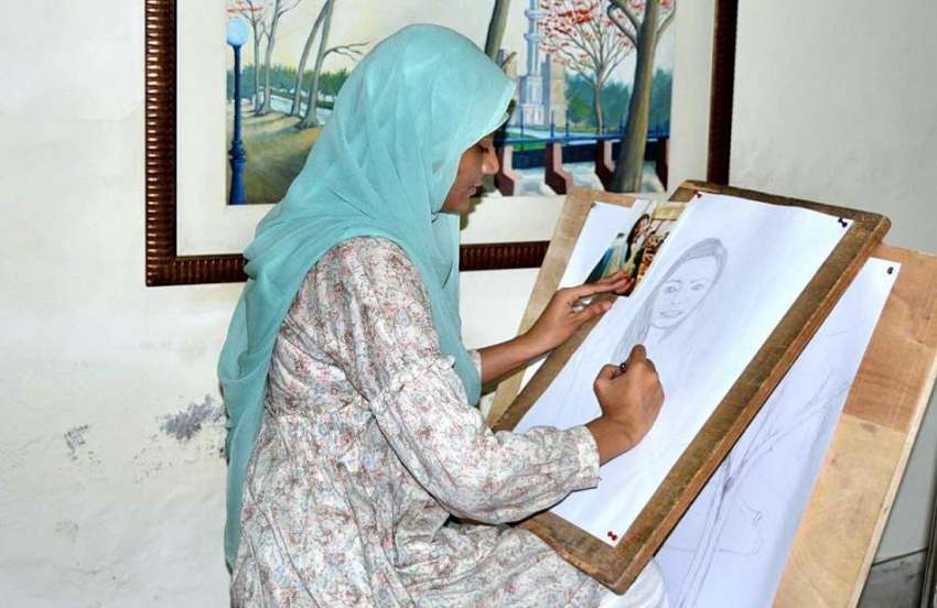 لاہور: خاتون آرٹسٹ پینٹنگ بنانے میں مصروف ہے۔
