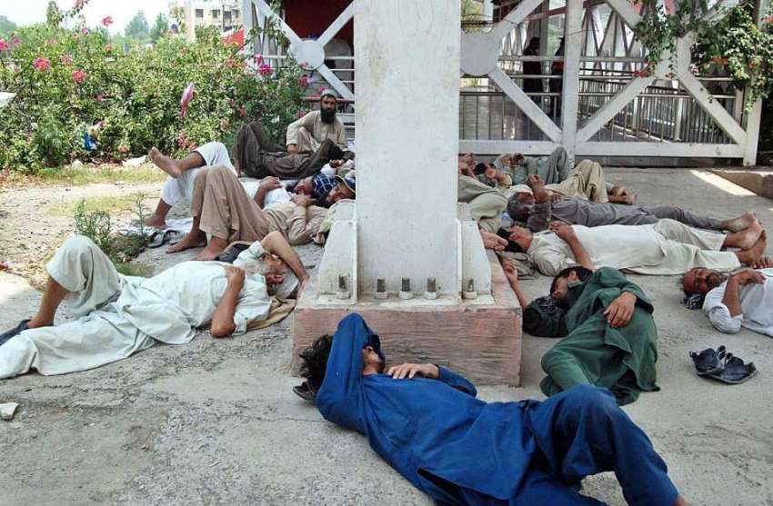 اسلام آباد: وفاقی دارالحکومت میں مزدور تھکن دور کرنے کے ..