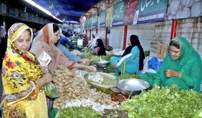 لاہور: خواتین ماڈل بازار تازہ سبزیاں خرید رہی ہیں۔