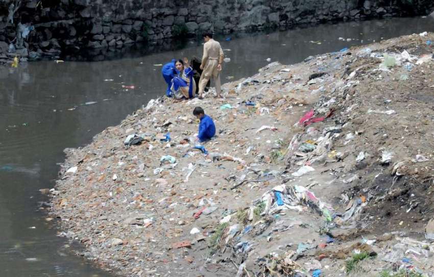 راولپنڈی: بچے نالہ لئی میں کارآمد اشیاء تلاش کر رہے ہیں۔