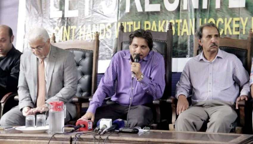 کراچی: کراچی پریس کلب میں ہاکی کے اولمپیئن ناصر علی و دیگر ..