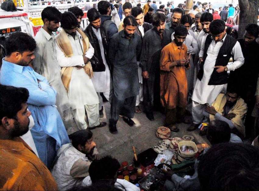 راولپنڈی: ہفتہ وار جمعہ بازار میں ایک مداری لوگوں کو متوجہ ..