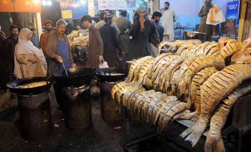 راولپنڈی: موسم سرد ہونے کے باعث شہری مچھلی خرید رہے ہیں۔