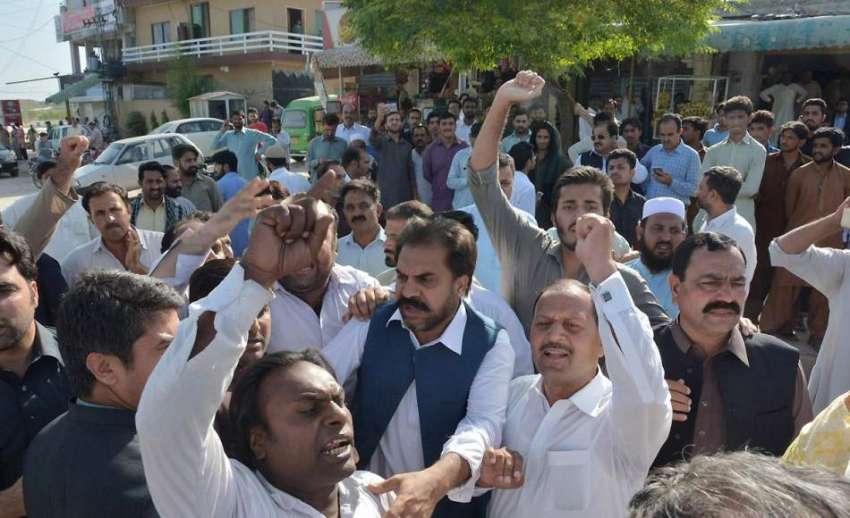 اسلام آباد: احتساب عدالت کے باہر مسلم لیگ ن کے کارکنان نواز ..