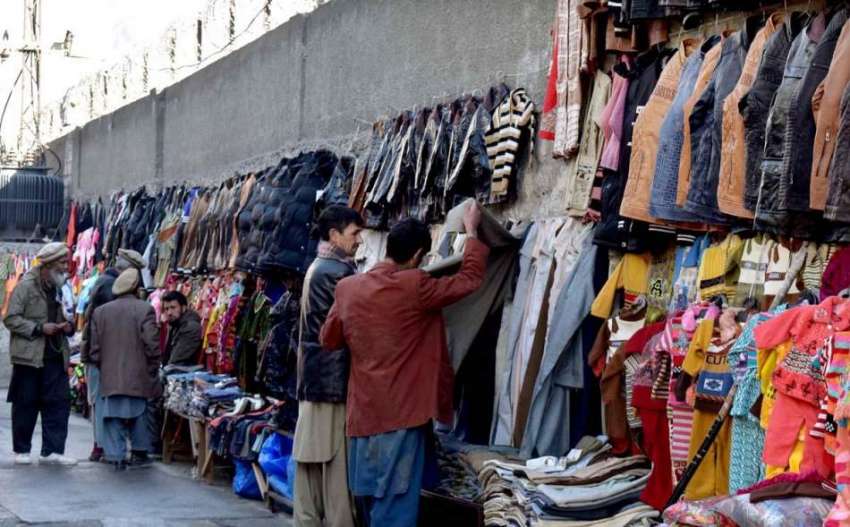 گلگت: شہری کمشیری بازار سے گرم کپڑے پسند کر رہے ہیں۔
