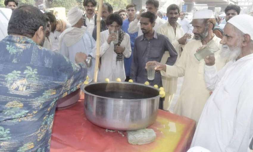 لاہور: شہری پیاس بجھانے کے لیے ریڑھی سے لیموں کی سکنجین پی ..