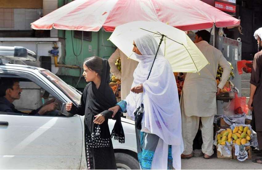 اسلام آباد: وفاقی دارالحکومت میں ایک معمر خاتون بچی کے ہمراہ ..