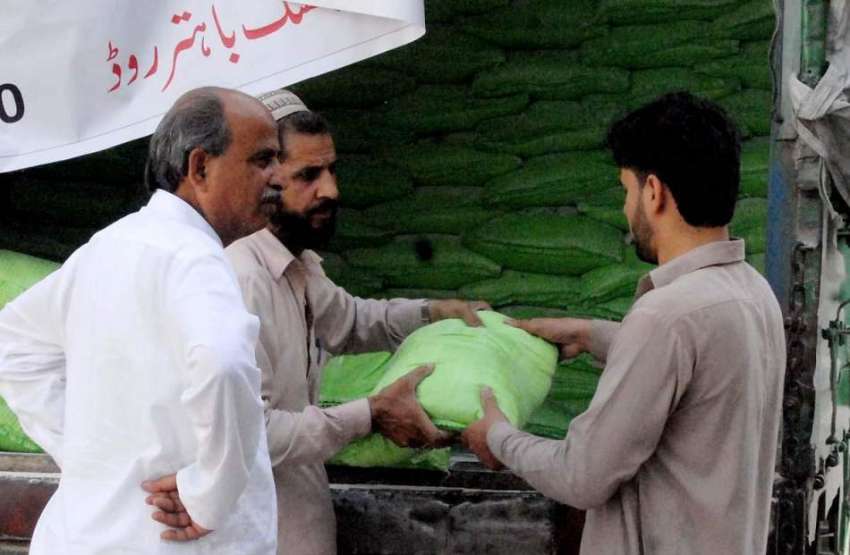 راولپنڈی: شہری سستار بازار سے آٹا خرید رہے ہیں۔