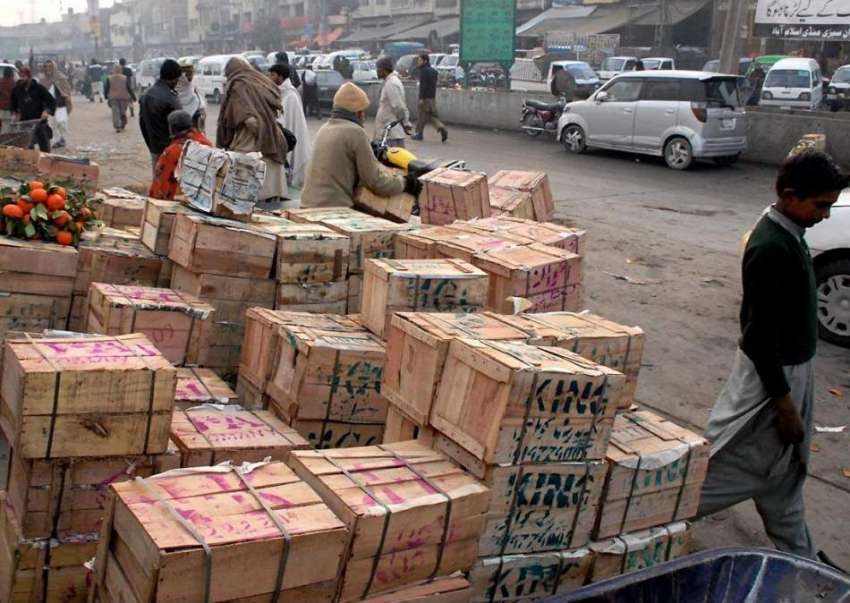 راولپنڈی: فروٹ منڈی میں دکاندار فروٹ ٹی پیٹیاں سجائے گاہکوں ..