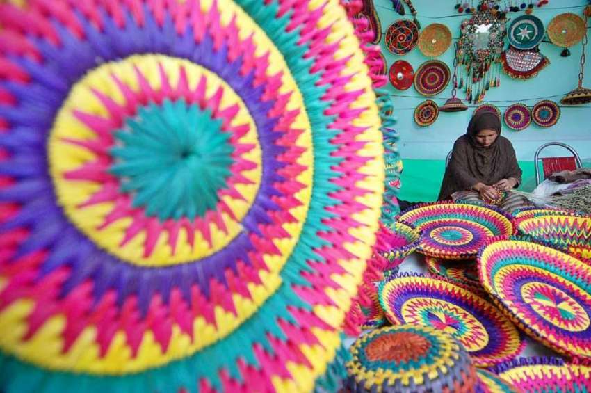 اسلام آباد: لوگ ورثہ میں سالانہ لوک میلہ کے موقع پر ایک آرٹسٹ ..