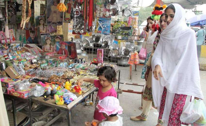 لاہور: پیر مکی روڈ سے خواتین بچوں کے لیے کھلونے خرید رہی ..