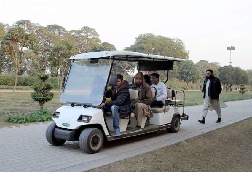 لاہور: شہری خصوصی گاڑی میں سوار ہو کر جیلانی پارک کی سیر ..