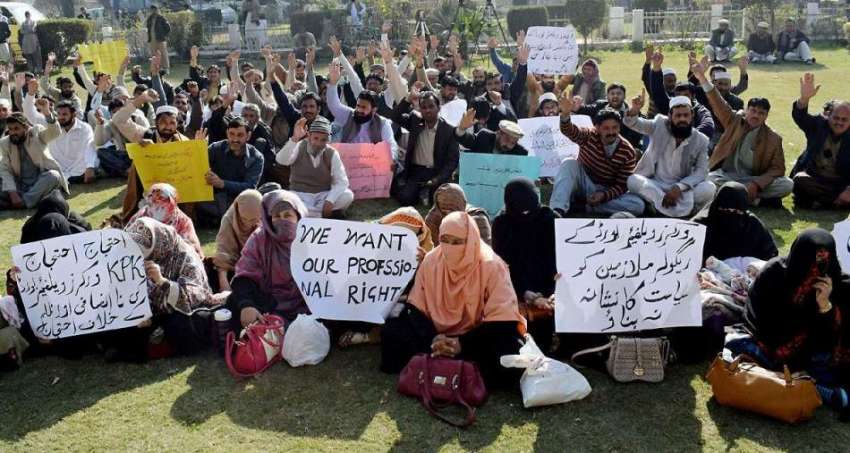 پشاور: ورکرز ویلفیئر بورڈ کے ریگولر ملازمین اپنے مطالبات ..
