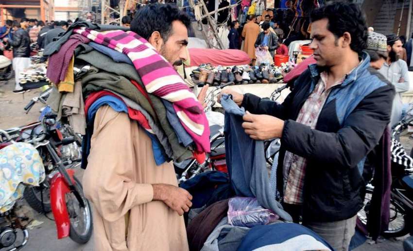 لاہور: ایک شہری لنڈا بازار میں گرم ملبوسات خرید رہا ہے۔