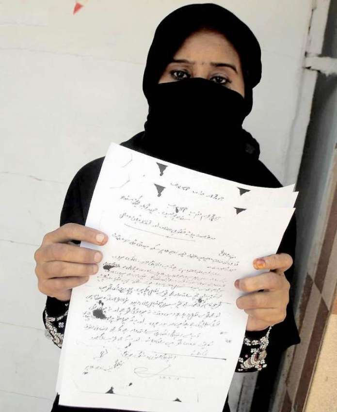 حیدر آباد: نورانی بستی کی رہائشی خاتون انصاف کے لیے احتجاج ..