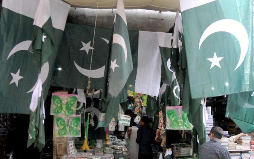 راولپنڈی:14اگست کی تیاریوں کے حوالے سے اردو بازار میں ایک ..
