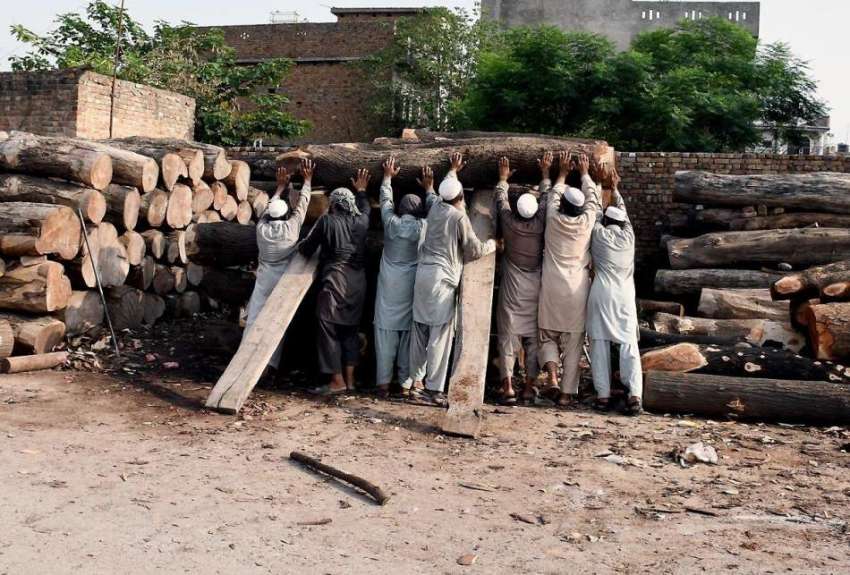 راولپنڈی: مری روڈ پر واقع ایک لکڑی کے گودام میں مزدور بھاری ..