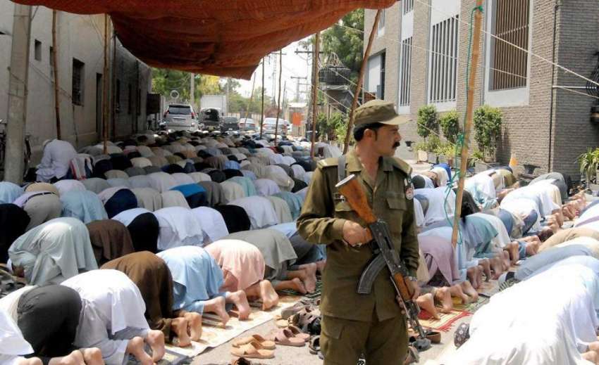 راولپنڈی: صدر کے علاقہ میں شہری رمضان المبار کے تیسرے جمعہ ..