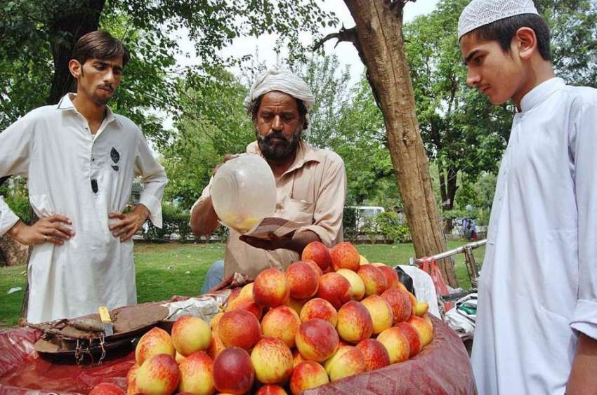 اسلام آباد: نوجوان ریڑھی بان سے آڑو خرید رہے ہیں۔