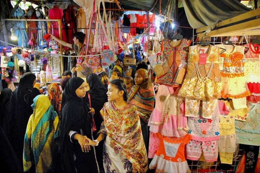حیدر آباد: عید کی رتیایوں میں مصروف خواتین خریداری میں مصروف ..