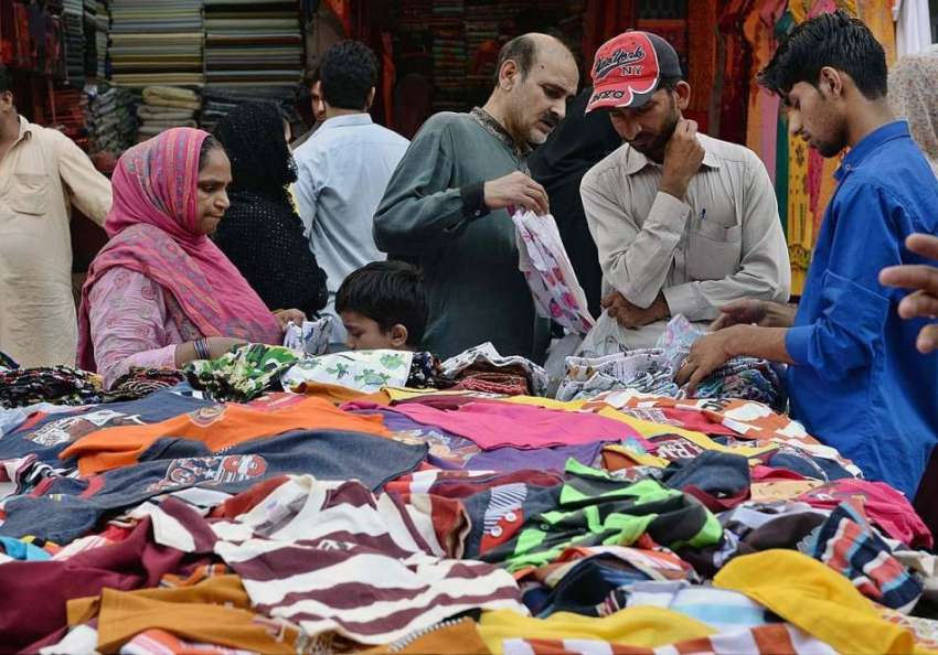 راولپنڈی: عید کی تیاریوں میں مصروف شہری مقامی مارکیٹ سے ..