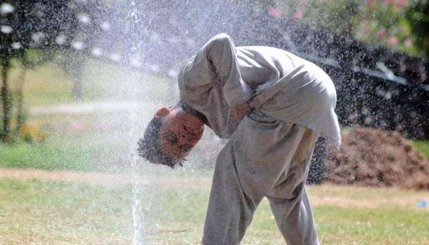 راولپنڈی: ایک نوجوان گرمی کی شدت کم کرنے کے لیے پائپ سے لیک ..