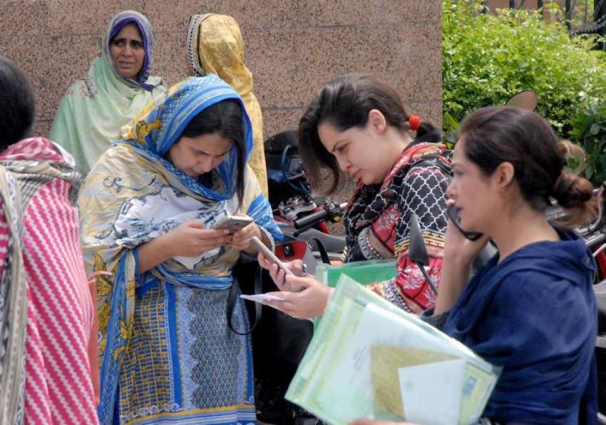 راولپنڈی: پریزائیڈنگ افسران پولنگ کا سامان لینے کے لیے سیشن ..