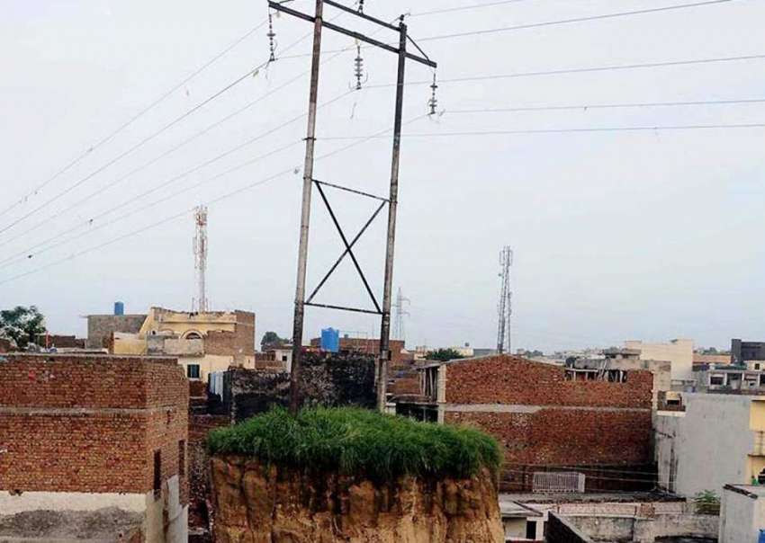 راولپنڈی: ڈھوک جمعہ کے علاقہ میں بجلی کی مائی ٹرانسمشن لائن ..