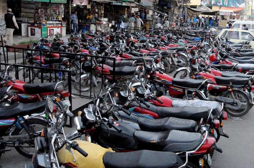 راولپنڈی: راجہ بازار نوپارکنگ پر کھڑے موٹر سائیکلوں کے باعث ..