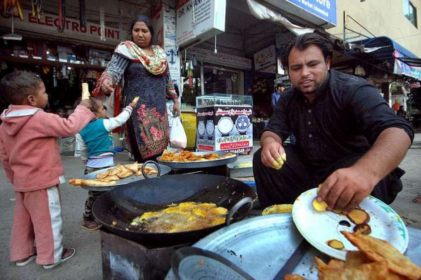 اسلام آباد: دکاندار گاہکوں کو متوجہ کرنے کے لیے پکوڑے، سموسے ..