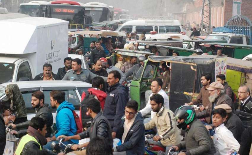 لاہور: بوہڑ والا چوک میں بد ترین ٹریفک جام کا ایک منظر۔